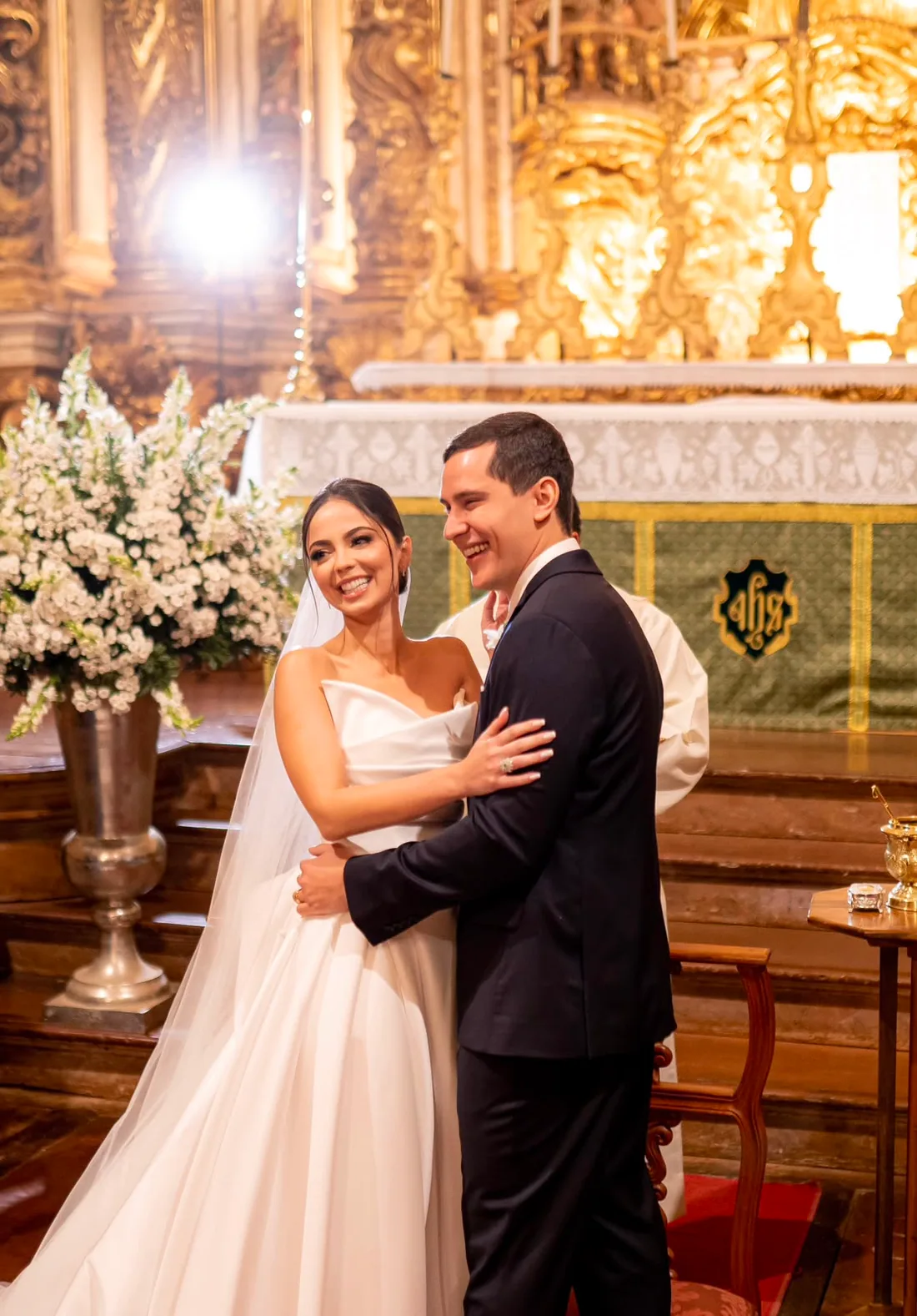 El abrazo en el altar — fotografía de bodas por Paulo Oliveira