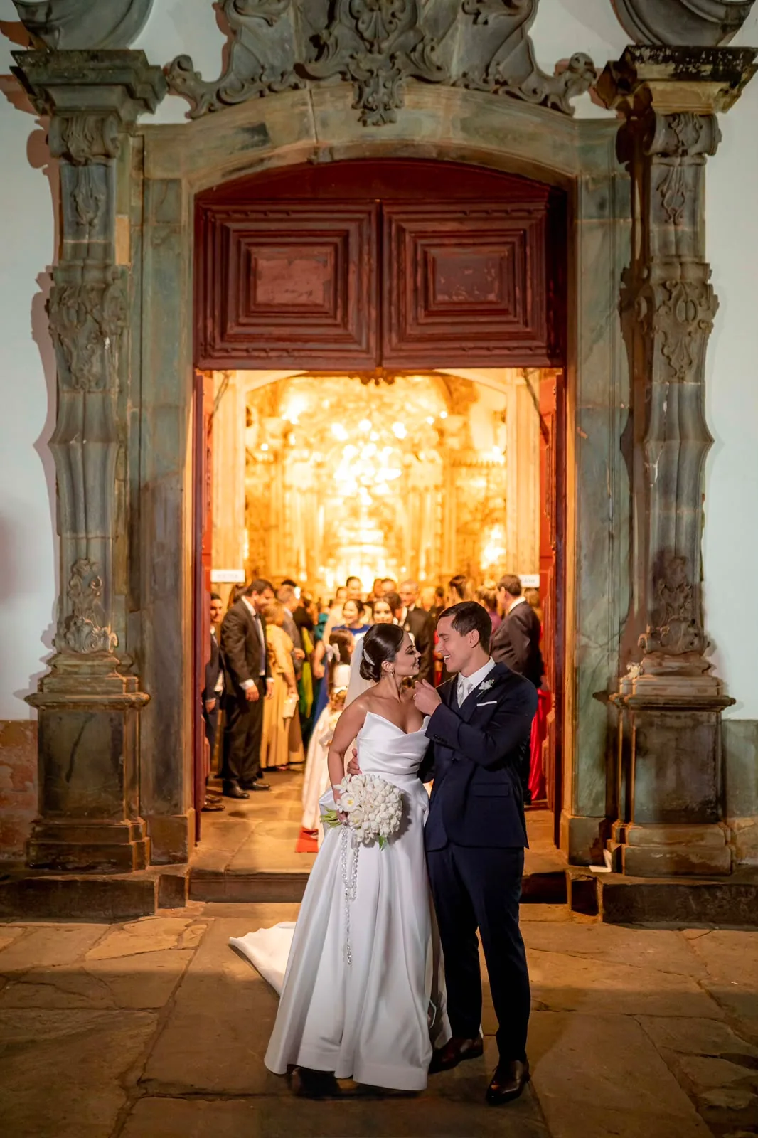 La salida por el portal — fotografía de bodas por Paulo Oliveira