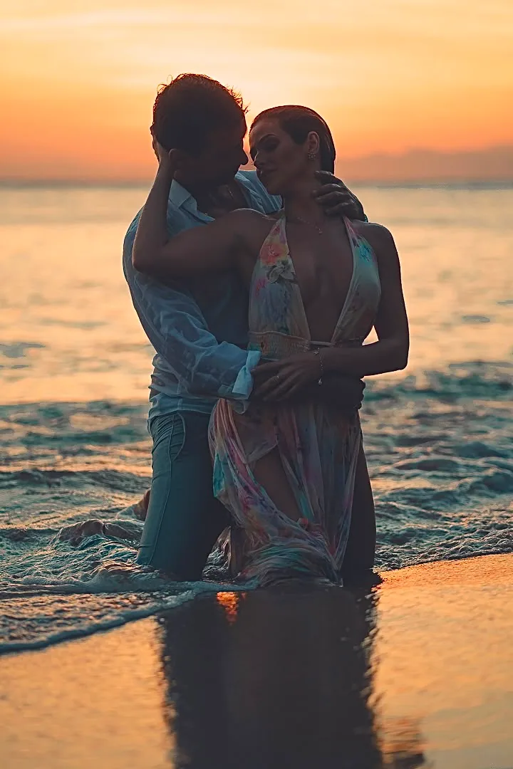 El abrazo en la orilla — fotografía de parejas por Paulo Oliveira