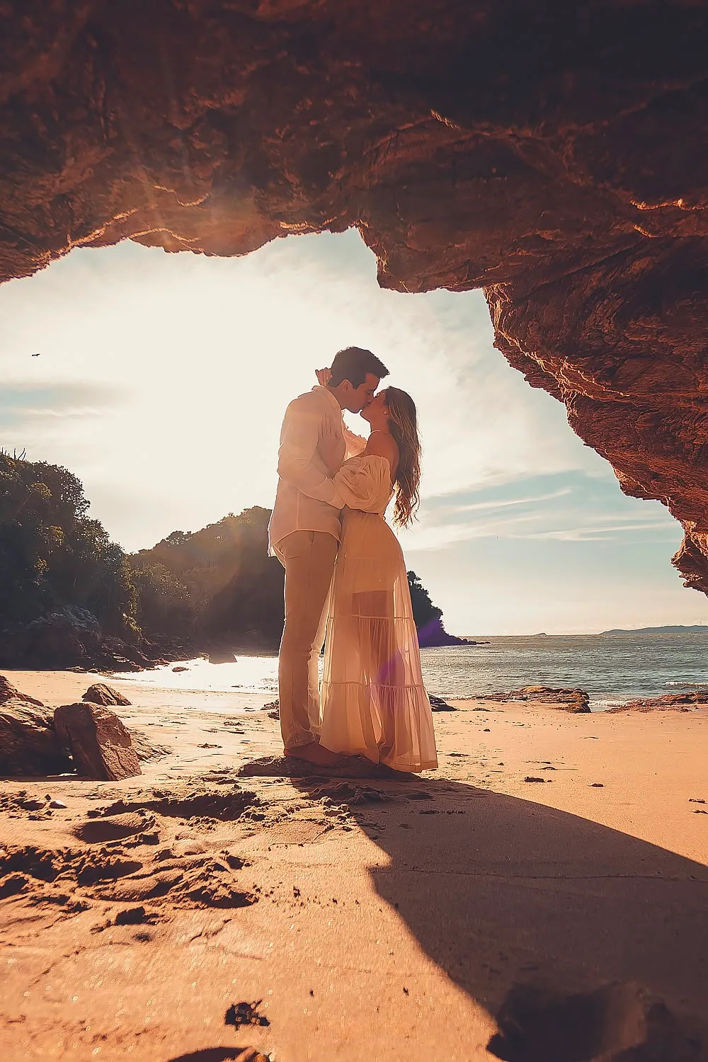 Pareja al atardecer, entre las rocas — fotografía de parejas por Paulo Oliveira