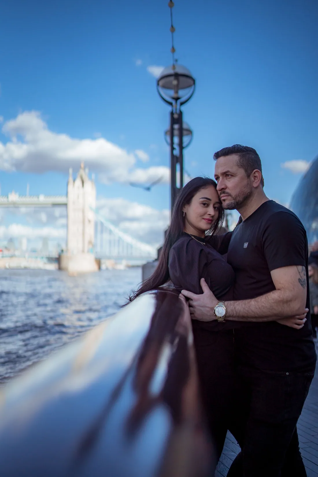 Apoyados en la barandilla — fotografía de parejas por Paulo Oliveira