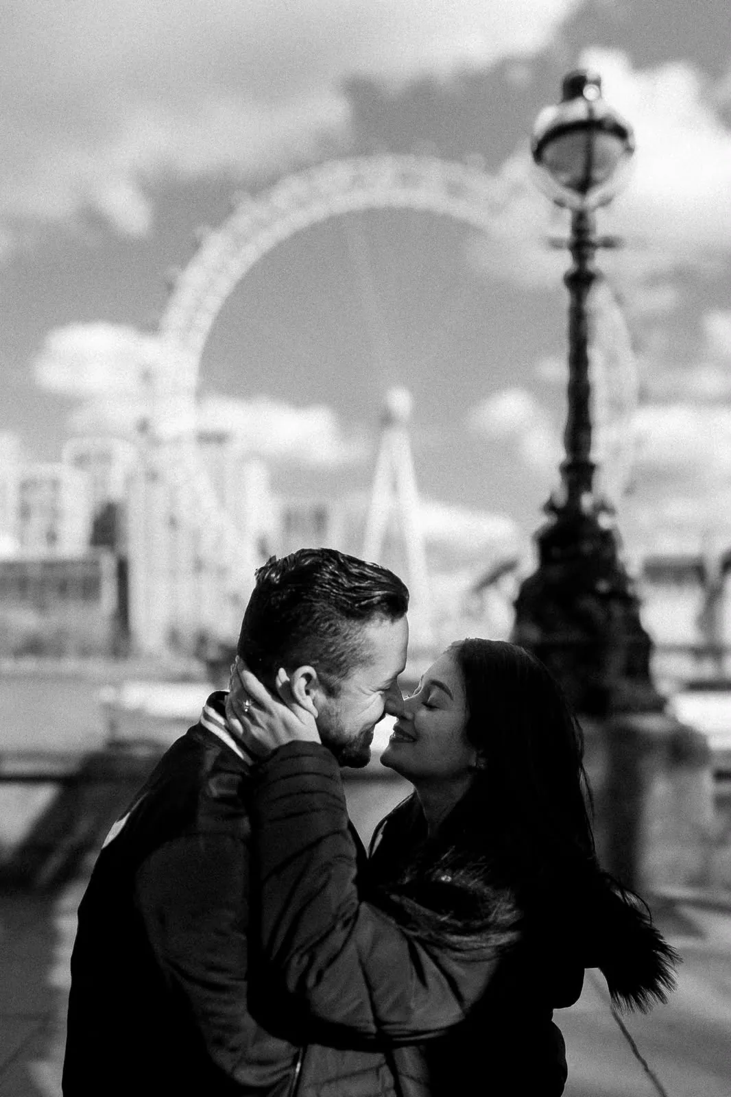 Beso en blanco y negro — fotografía de parejas por Paulo Oliveira