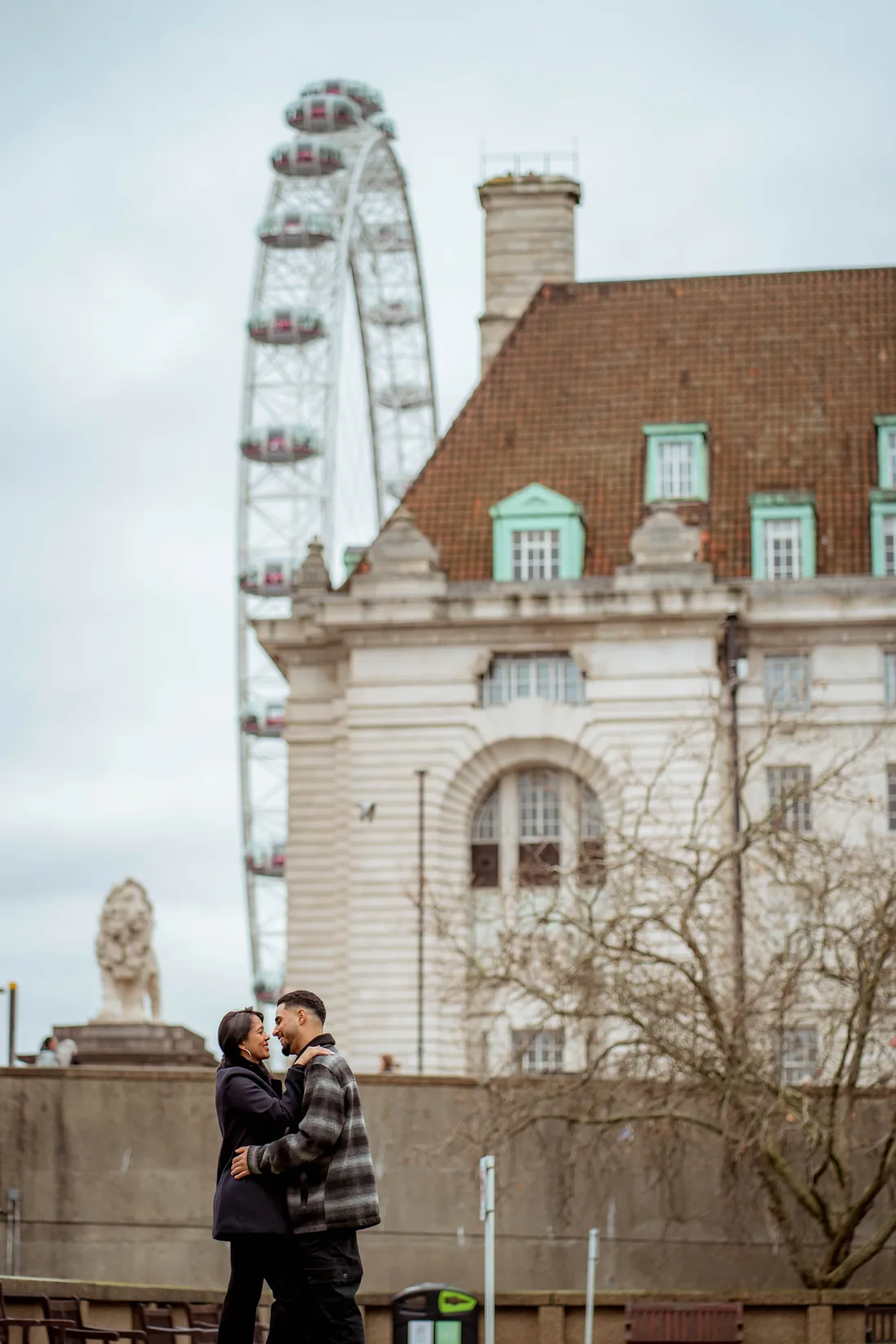 La ciudad alrededor — fotografía de parejas por Paulo Oliveira