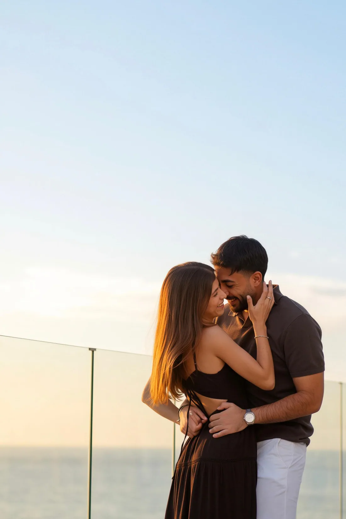 Contra el cielo — fotografía de parejas por Paulo Oliveira