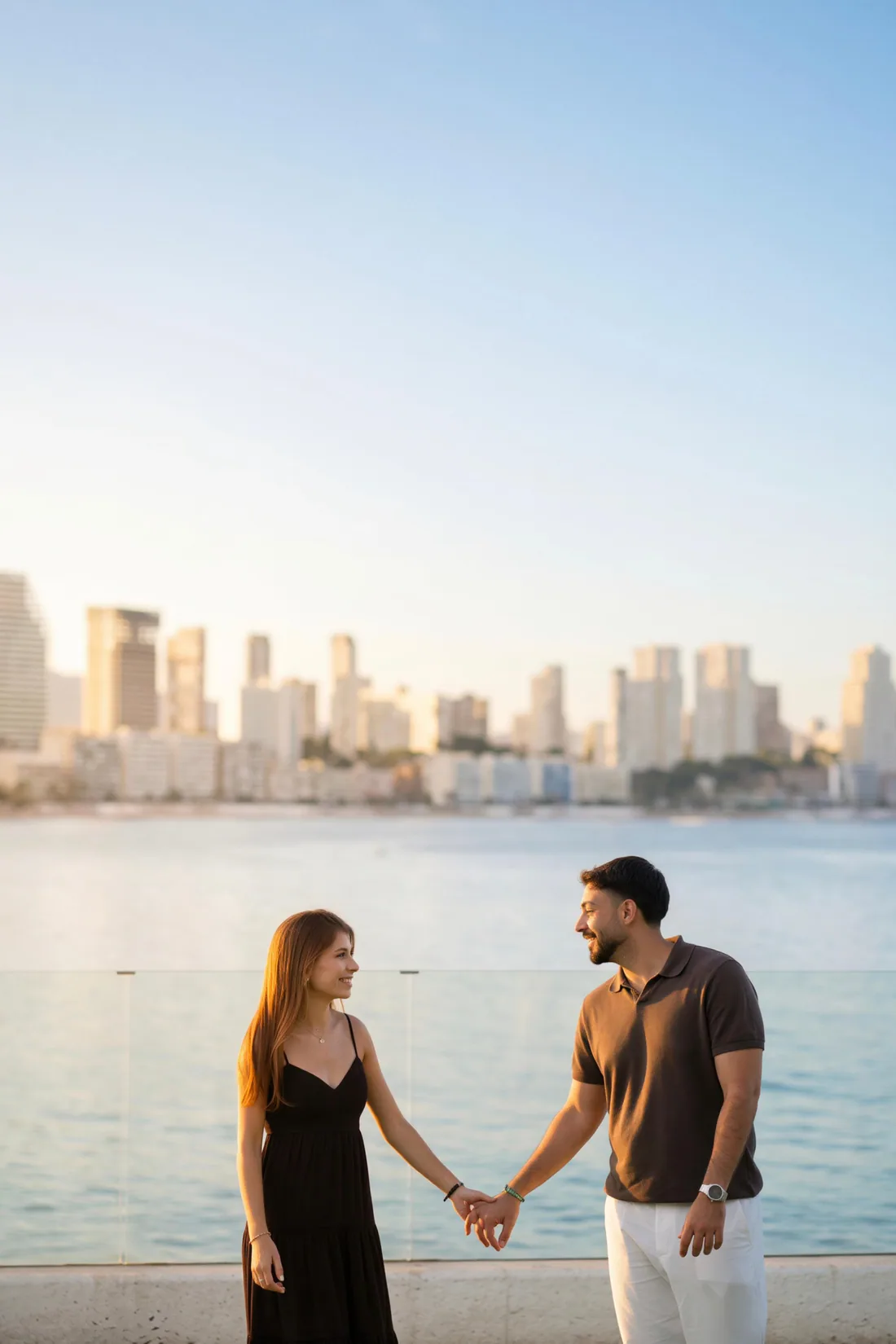 De la mano frente al mar — fotografía de parejas por Paulo Oliveira