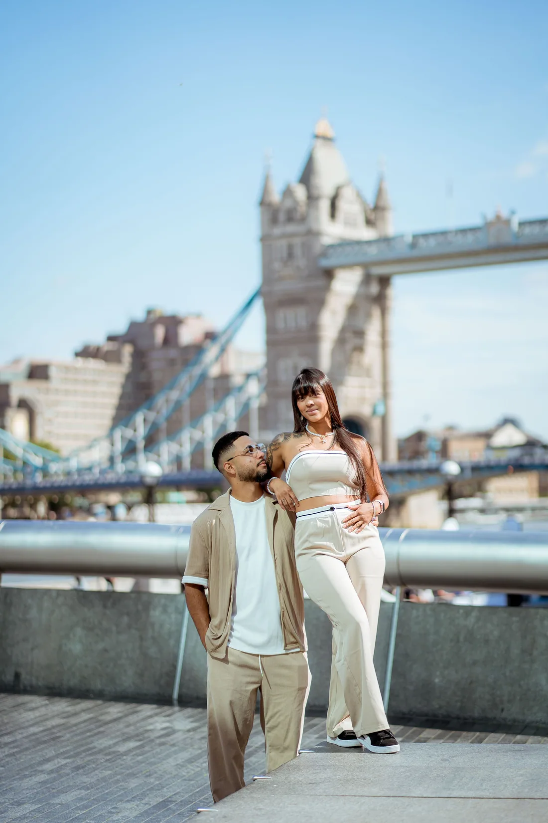 Frente al puente — fotografía de parejas por Paulo Oliveira