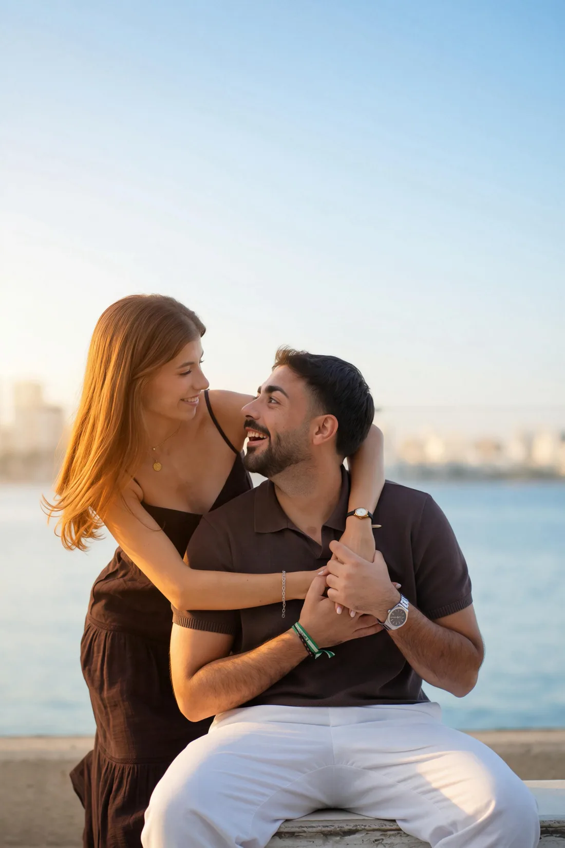La risa sobre el muro — fotografía de parejas por Paulo Oliveira