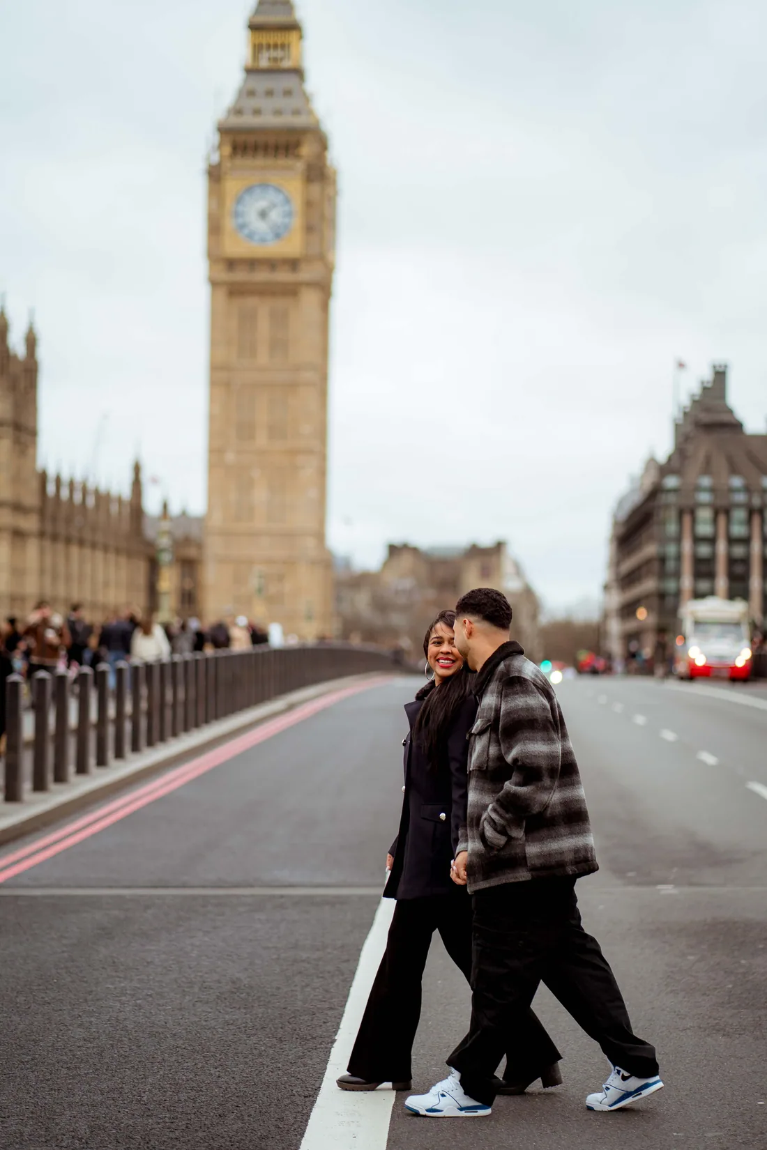 En medio del puente — fotografía de parejas por Paulo Oliveira